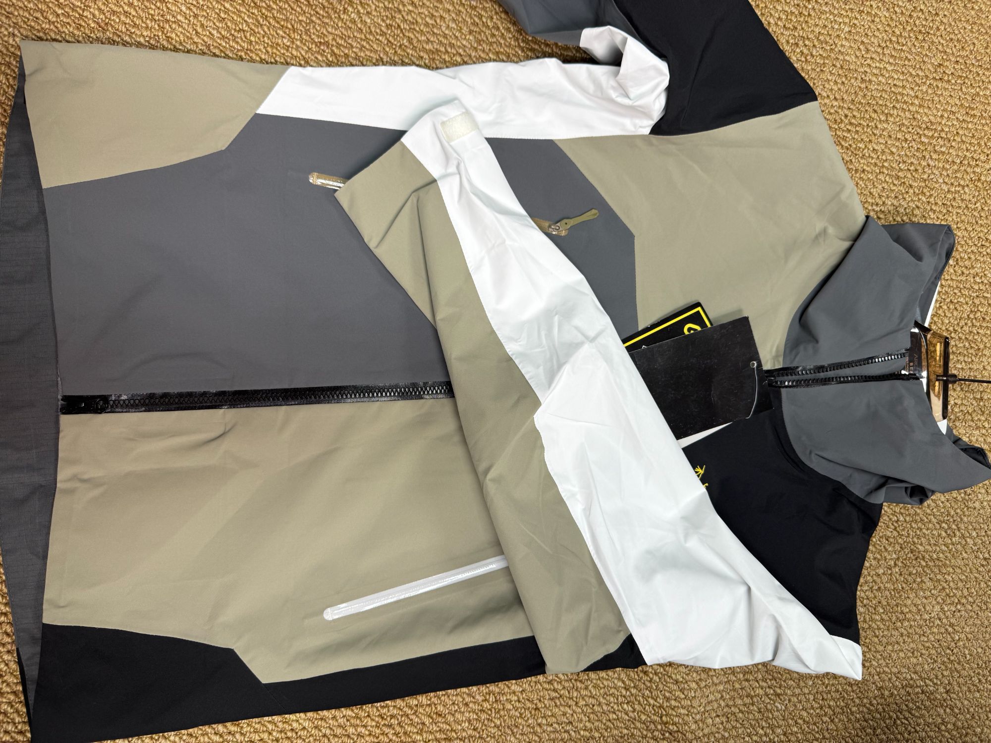 鸟家三拼色硬壳冲锋衣