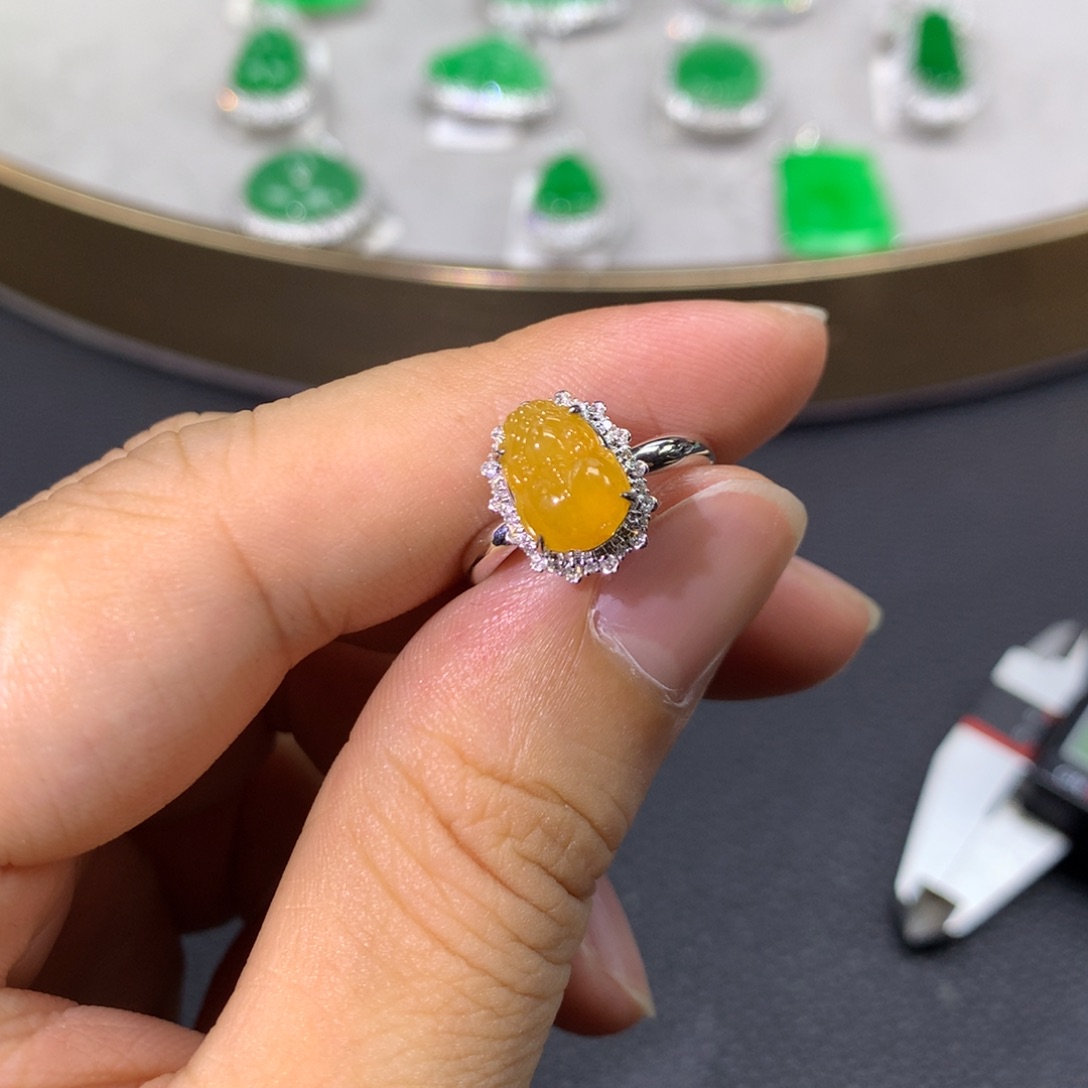 翡翠戒指18K金镶嵌翡翠