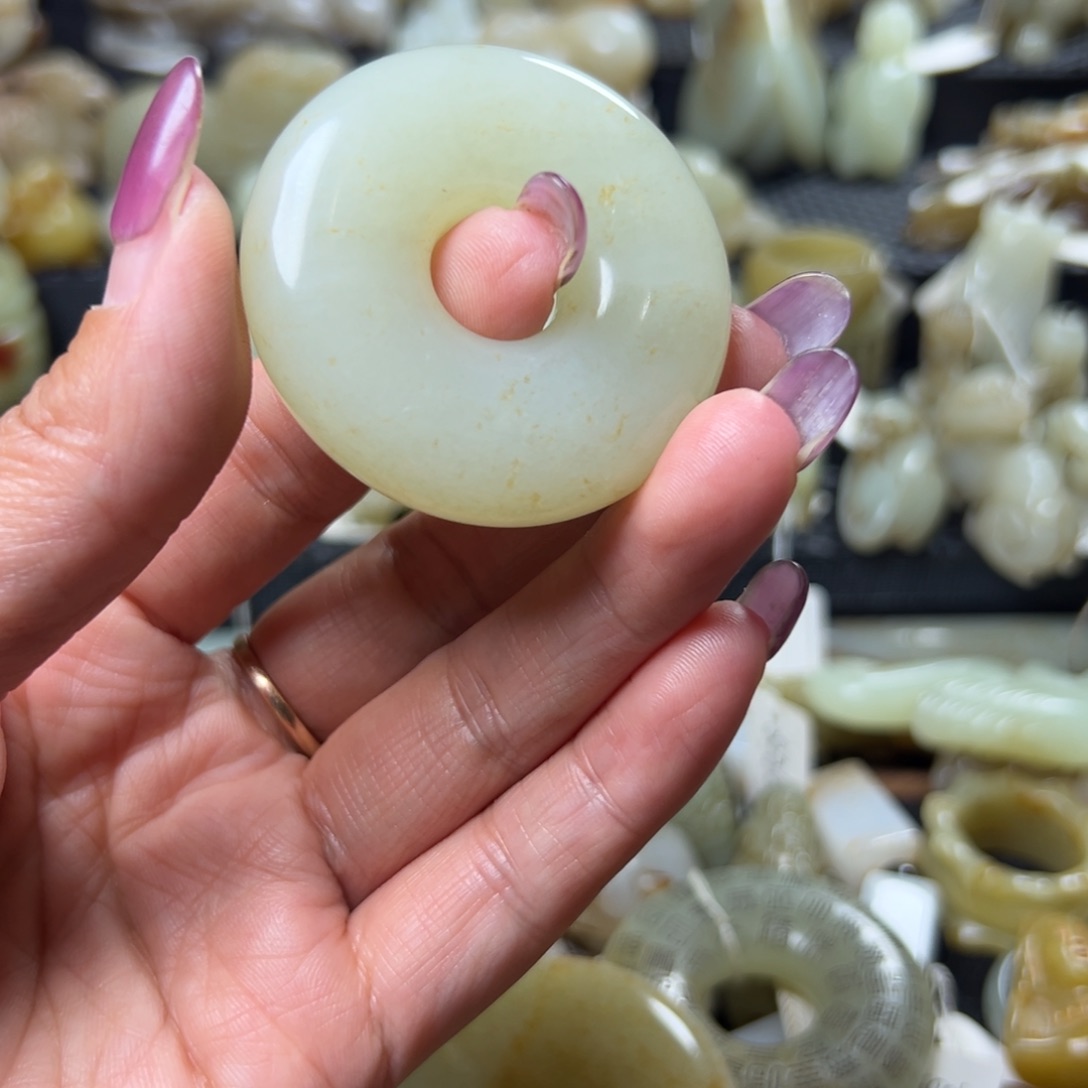聿***聿和田玉未镶嵌颈饰