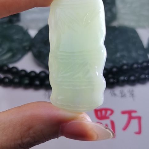 翡翠颈饰未镶嵌天然的A货翡翠