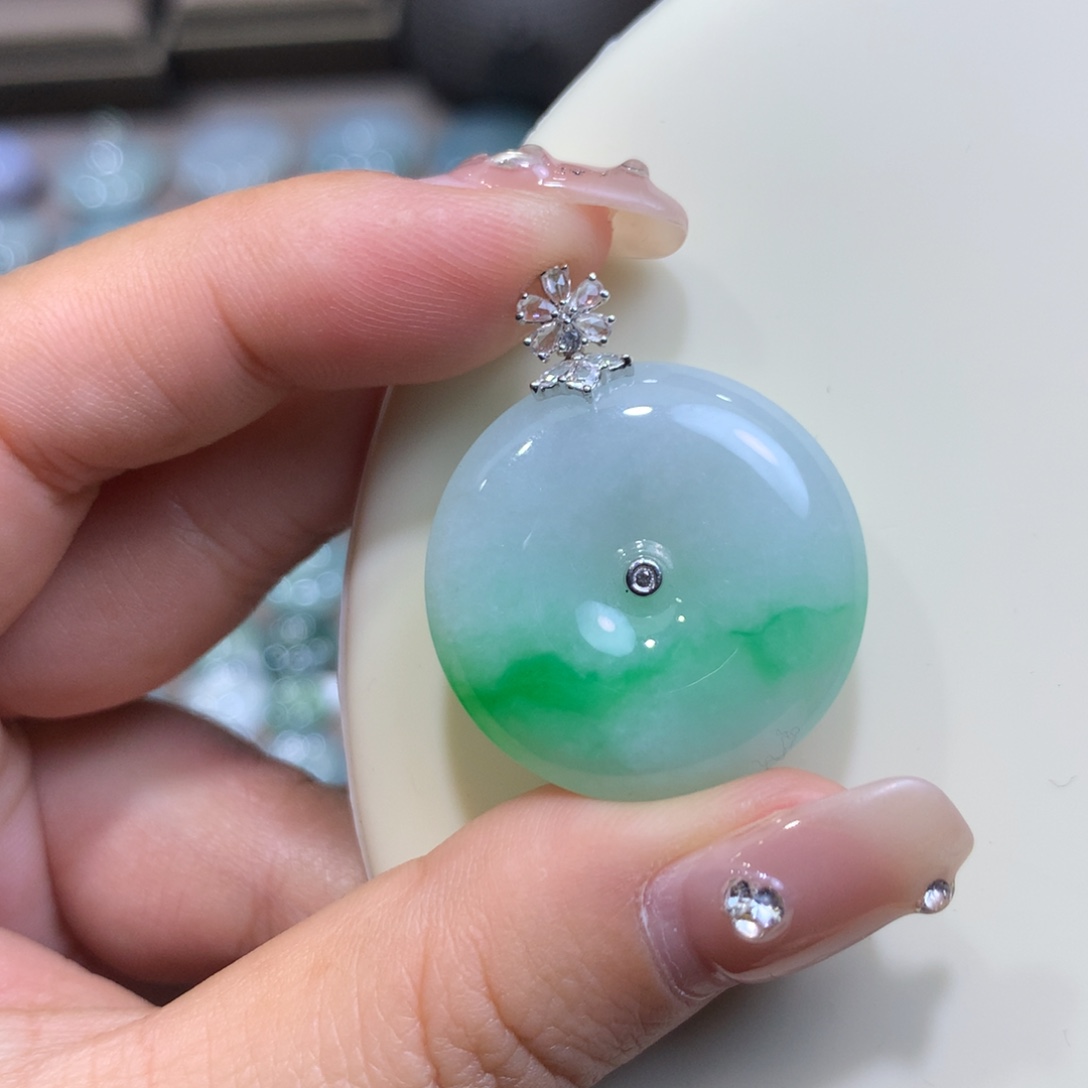 翡翠18K金镶嵌颈饰平安扣