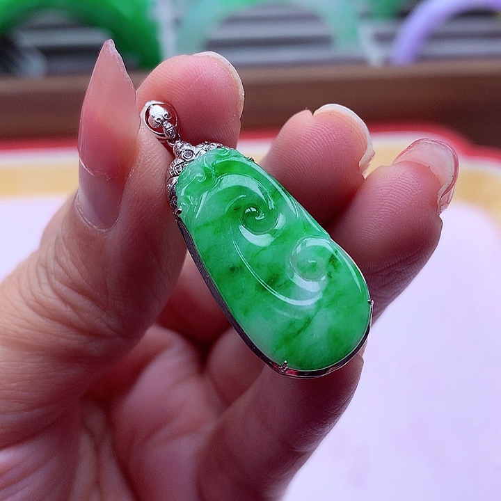 翡翠颈饰18K金镶嵌翡翠