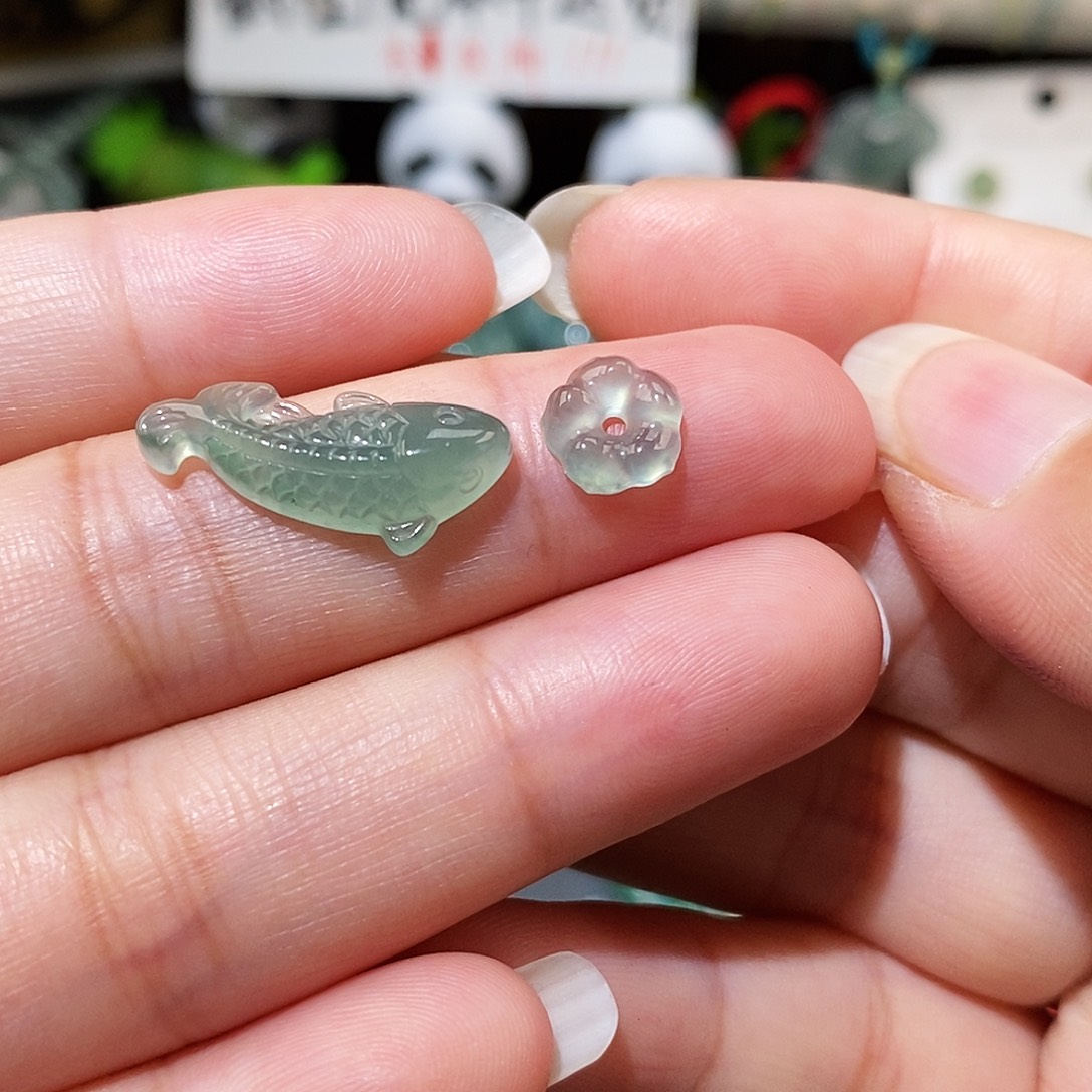 翡翠未镶嵌颈饰锦鲤小花