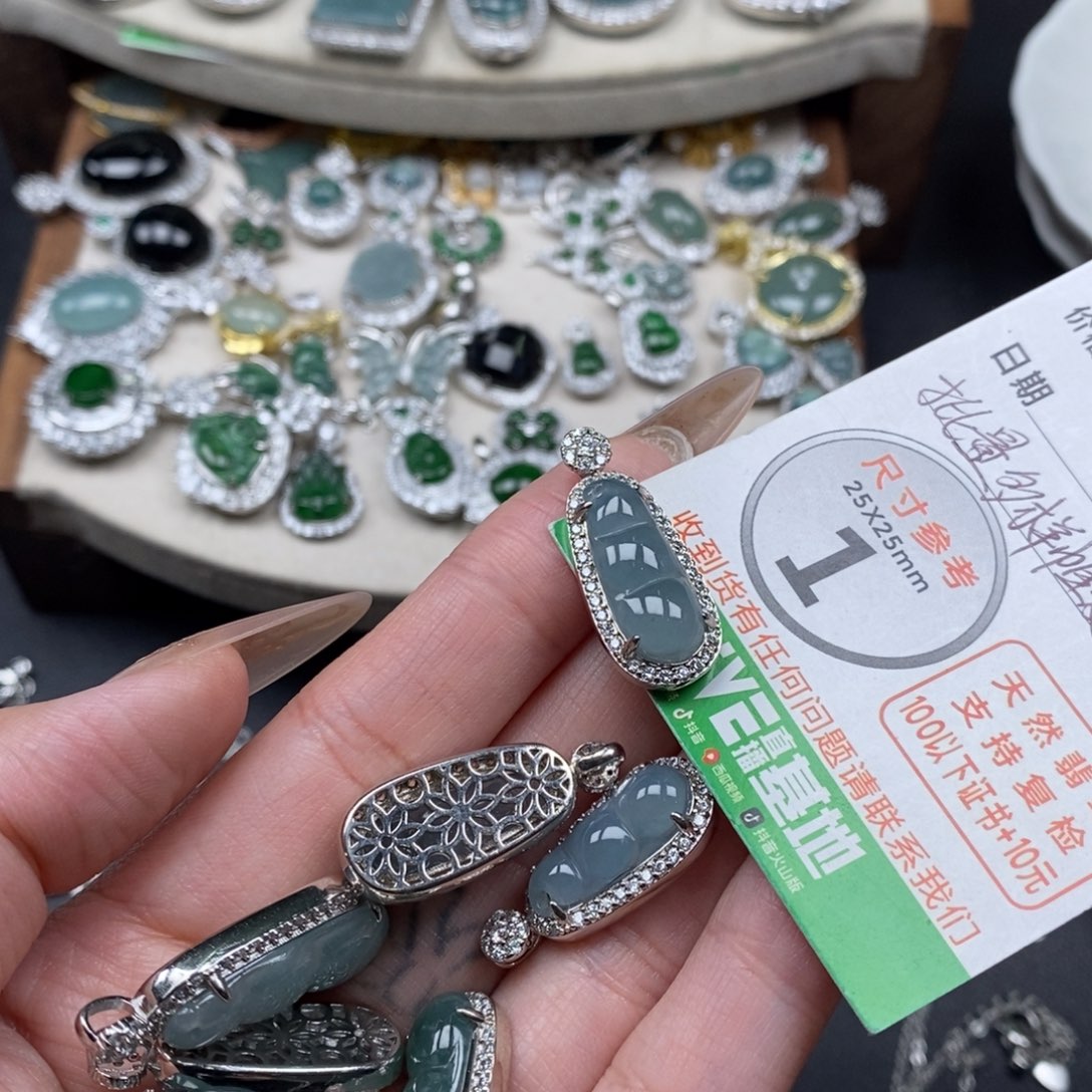 翡翠颈饰未镶嵌翡翠