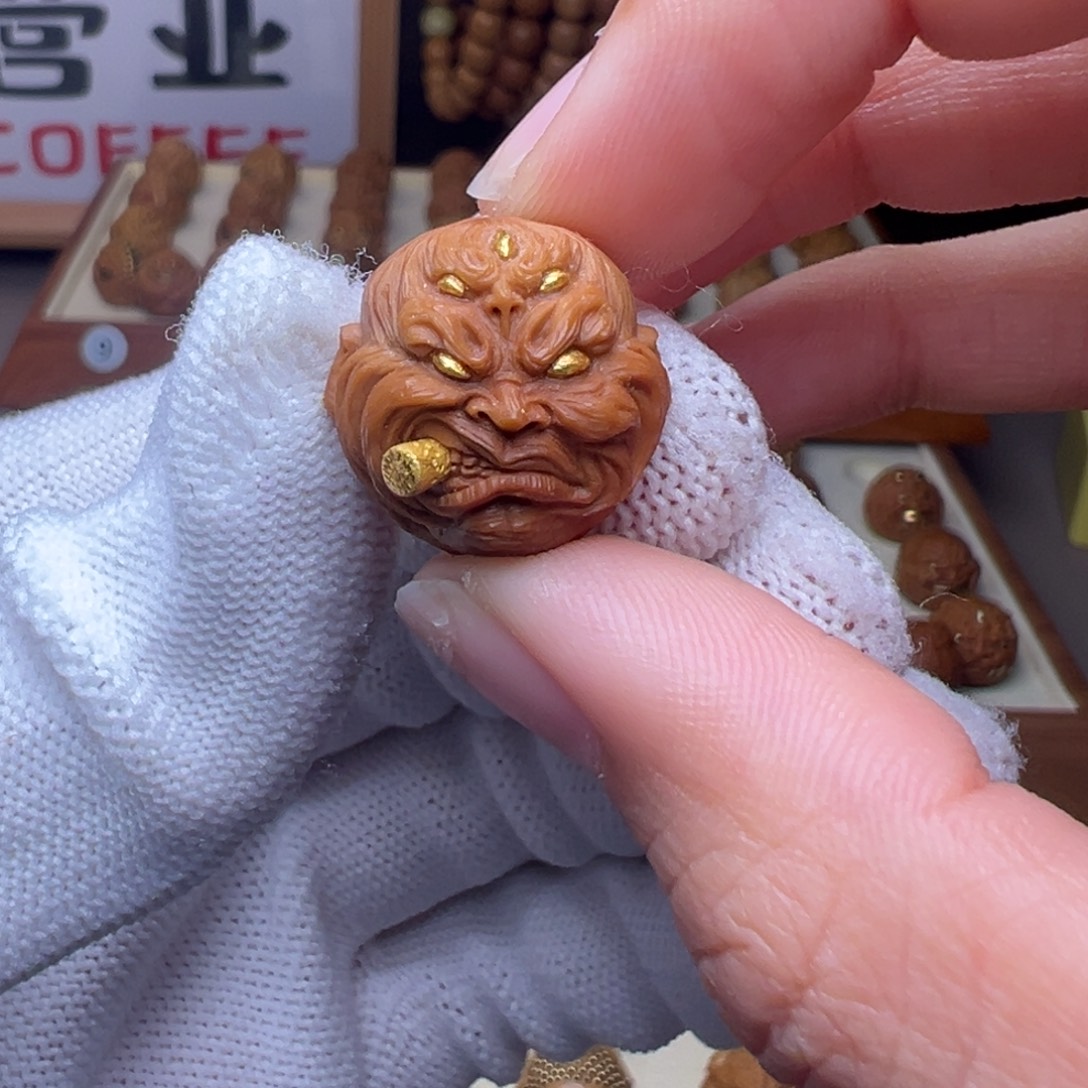 猴头核桃把件精修镶嵌金烟鬼全品有正常封口线