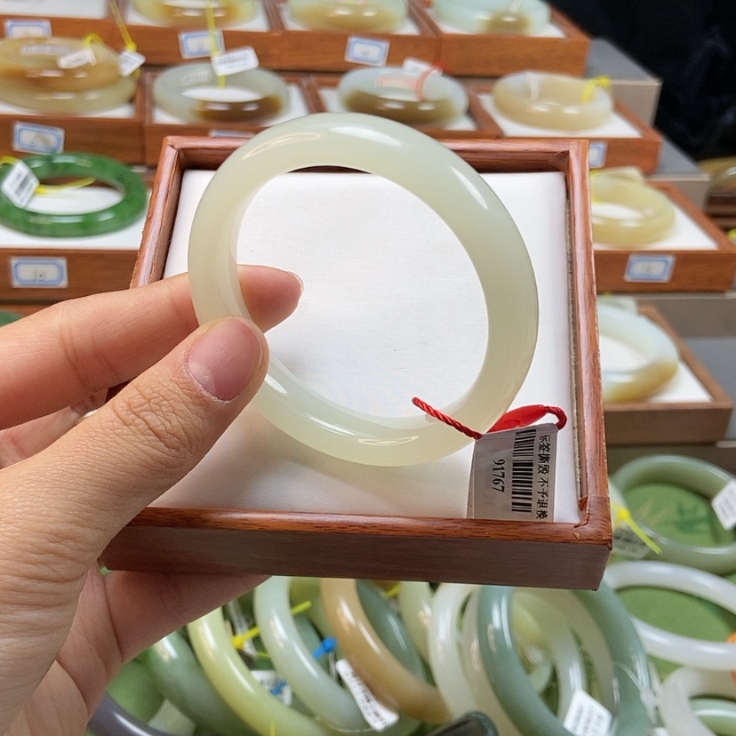 【闪购商品】和田玉未镶嵌手镯微瑕