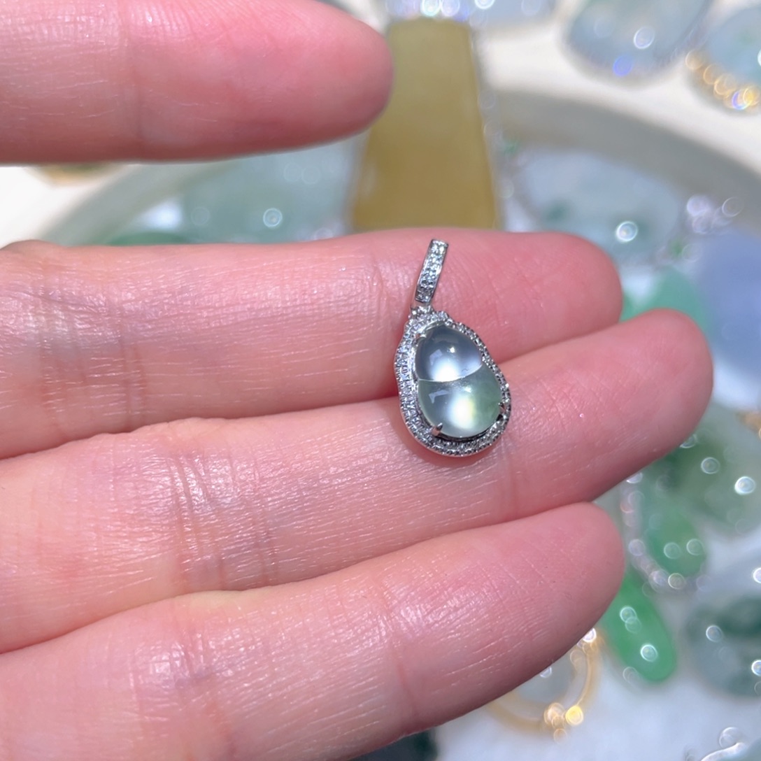 翡翠颈饰18K金镶嵌爱**?翡翠