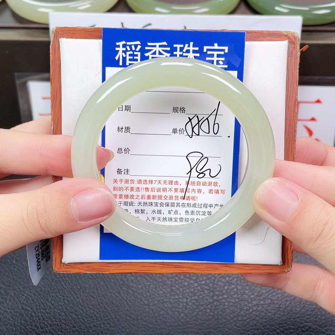 和田玉手镯未镶嵌