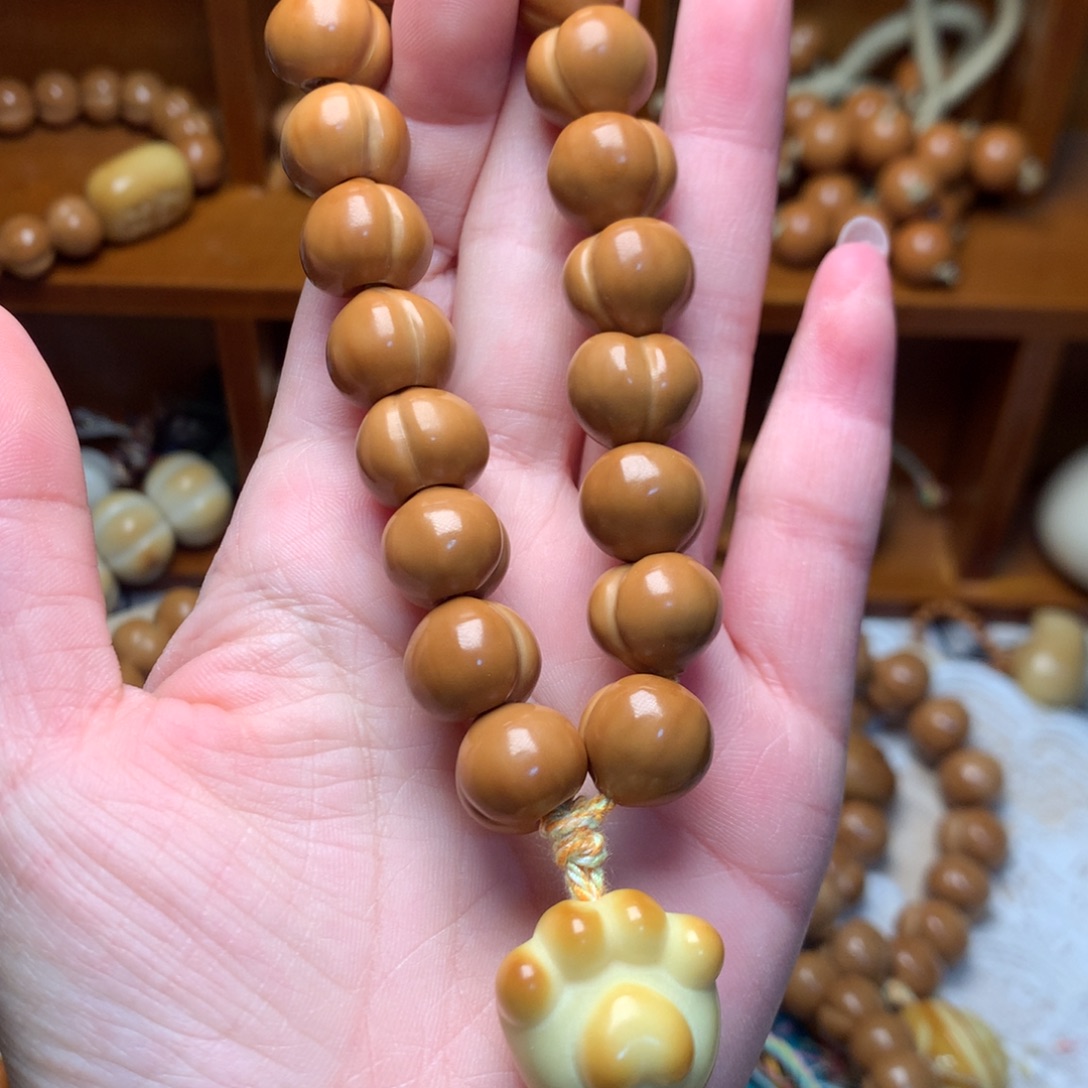 吊坠猴头核桃新款13屁桃手持猫爪