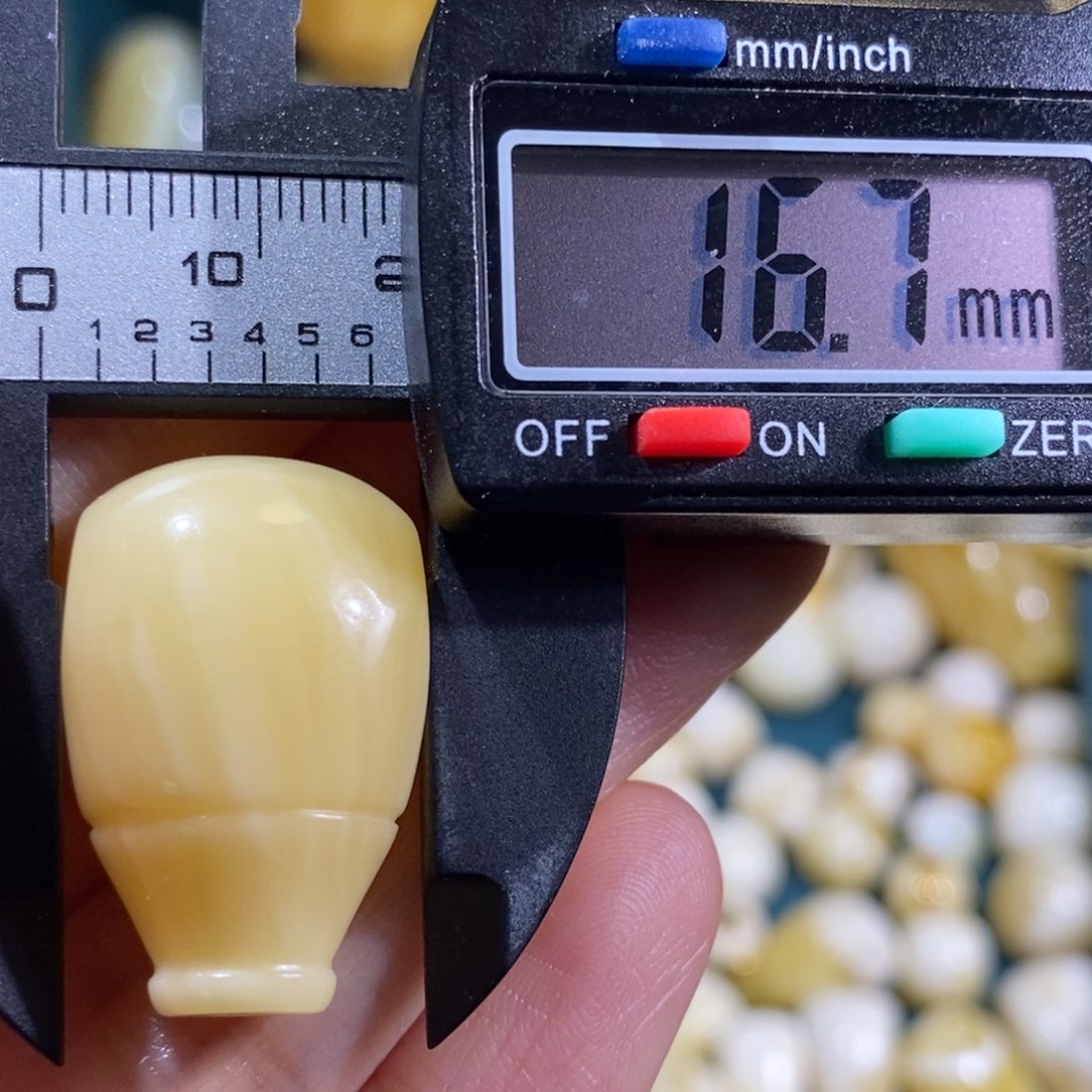 琥珀裸石未镶嵌配饰