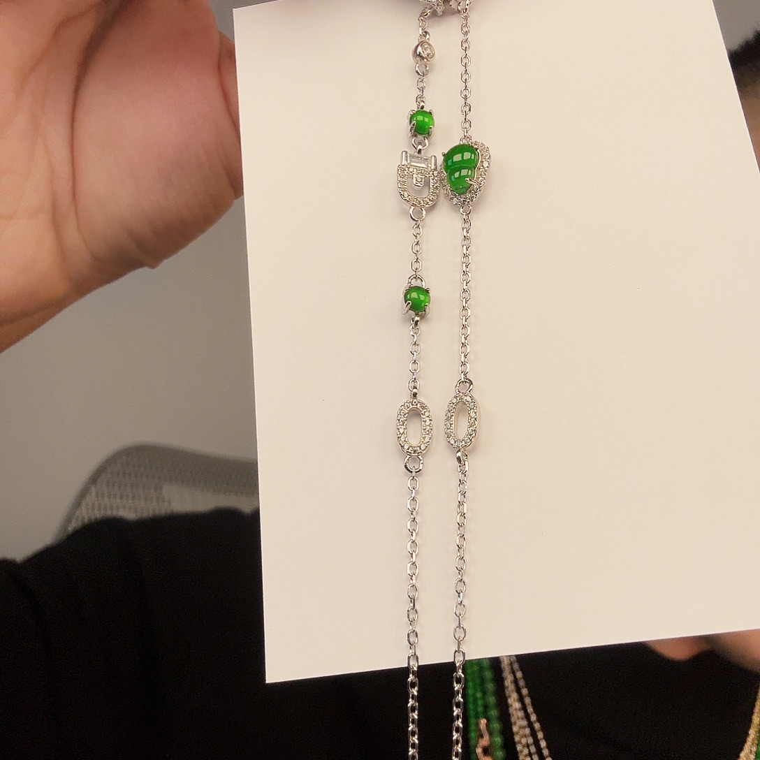 翡翠未镶嵌颈饰一件