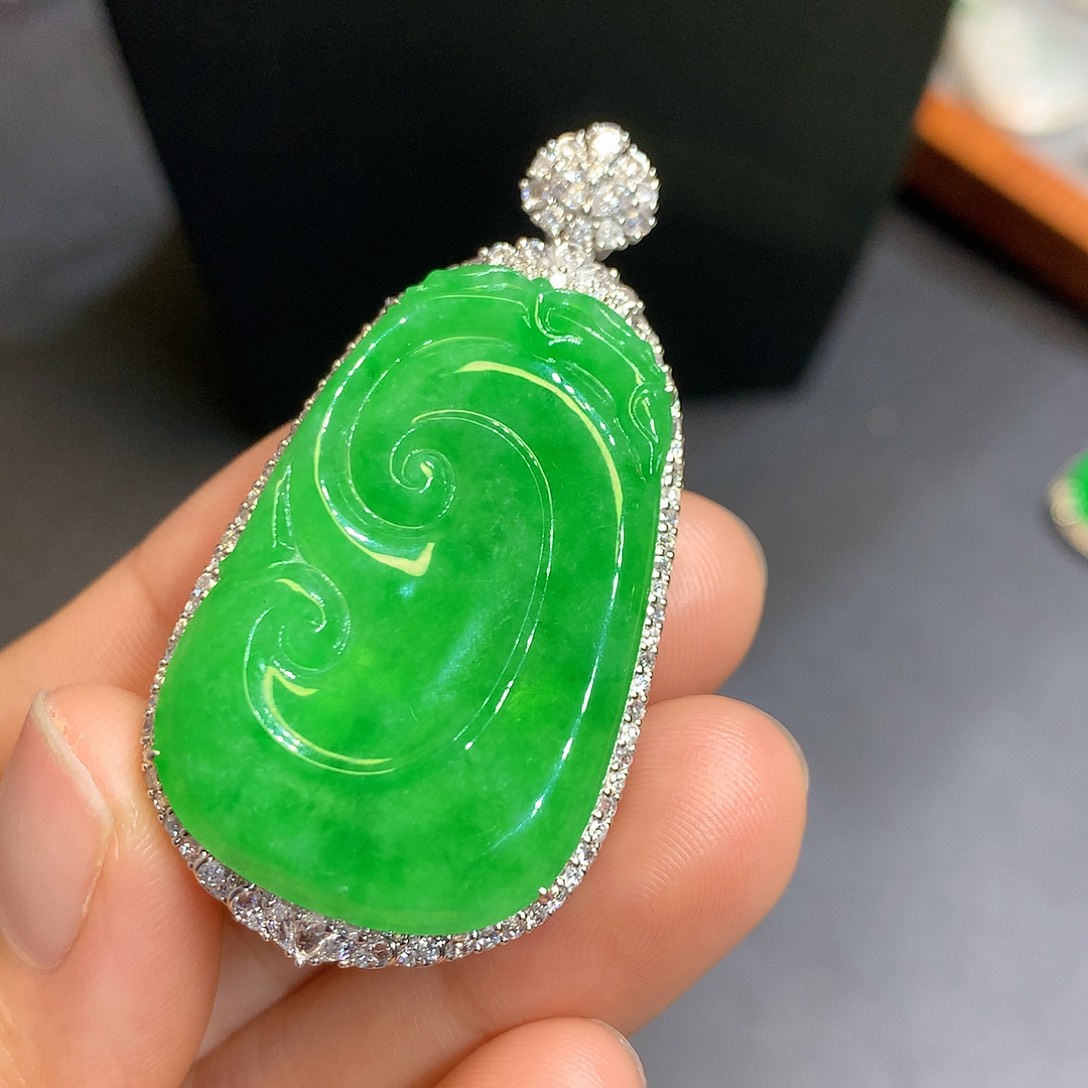 翡翠吊坠(不含链)18K金镶嵌