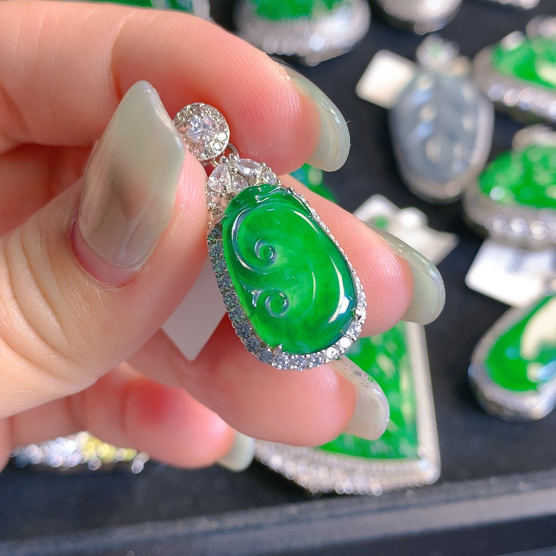 翡翠颈饰银S925镶嵌翡翠