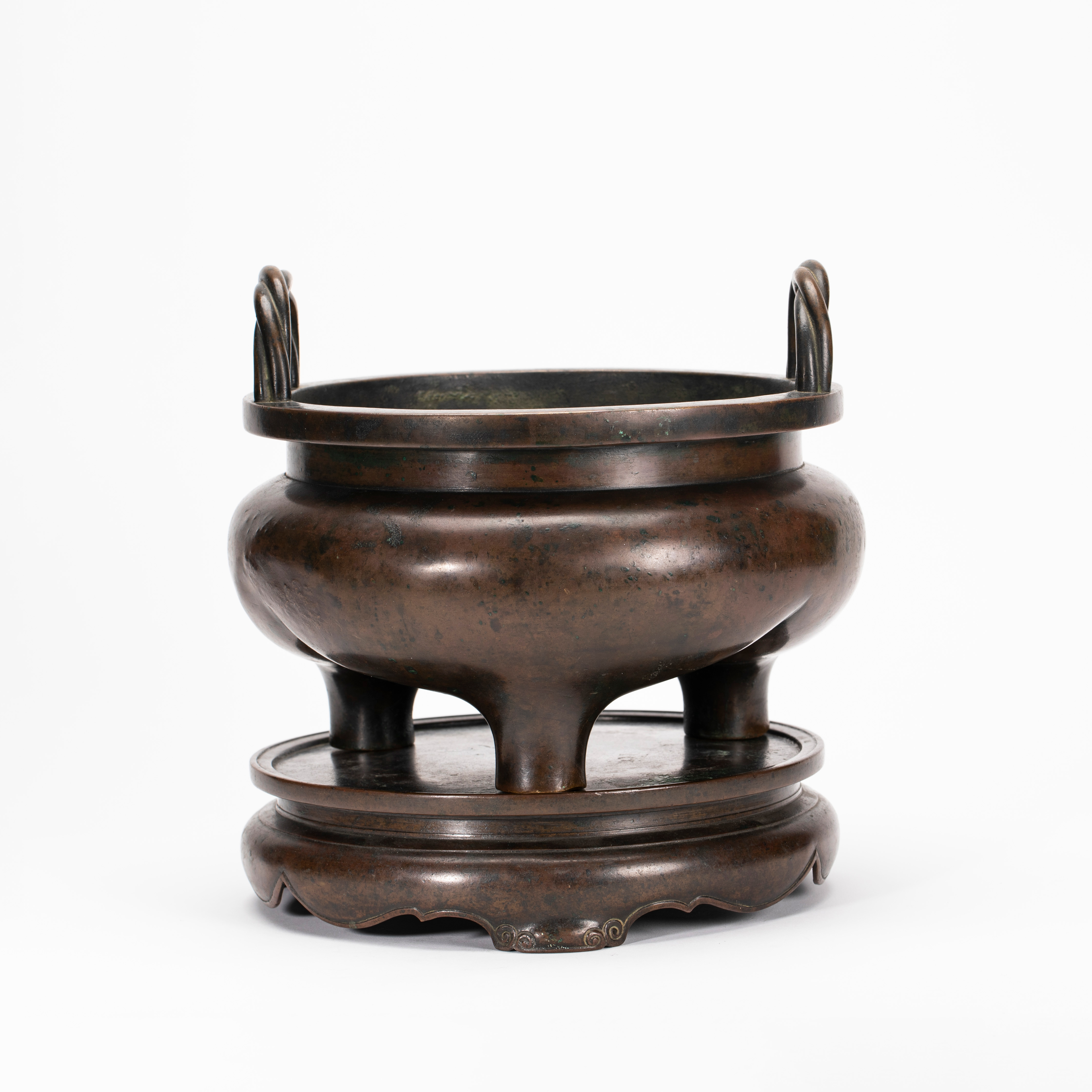 27. 清 “大明宣德年制”款铜绳耳三足炉（附原配底座）