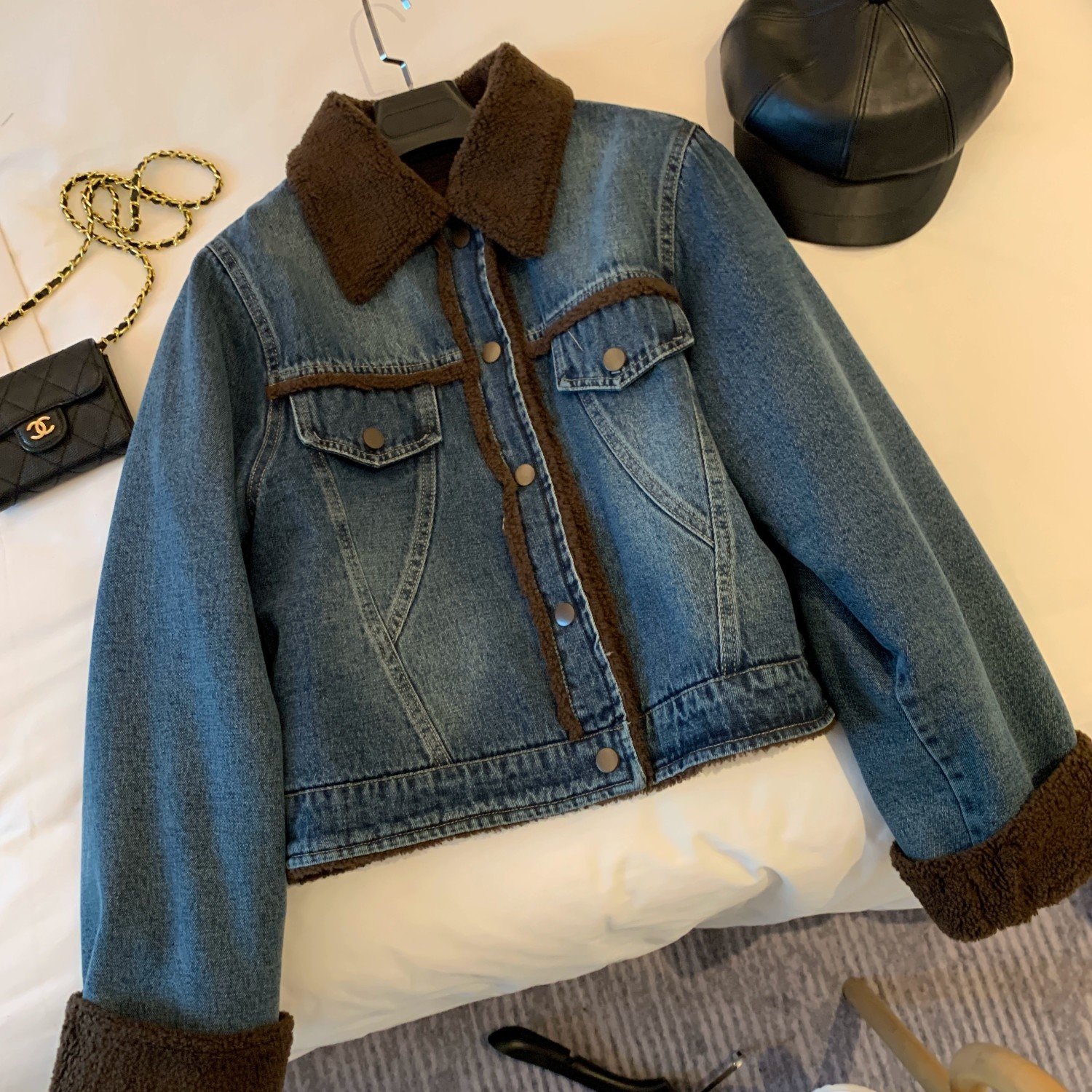 加绒牛仔外套女港风夹克2025冬新款高腰短款羊羔绒派克服夹克上衣