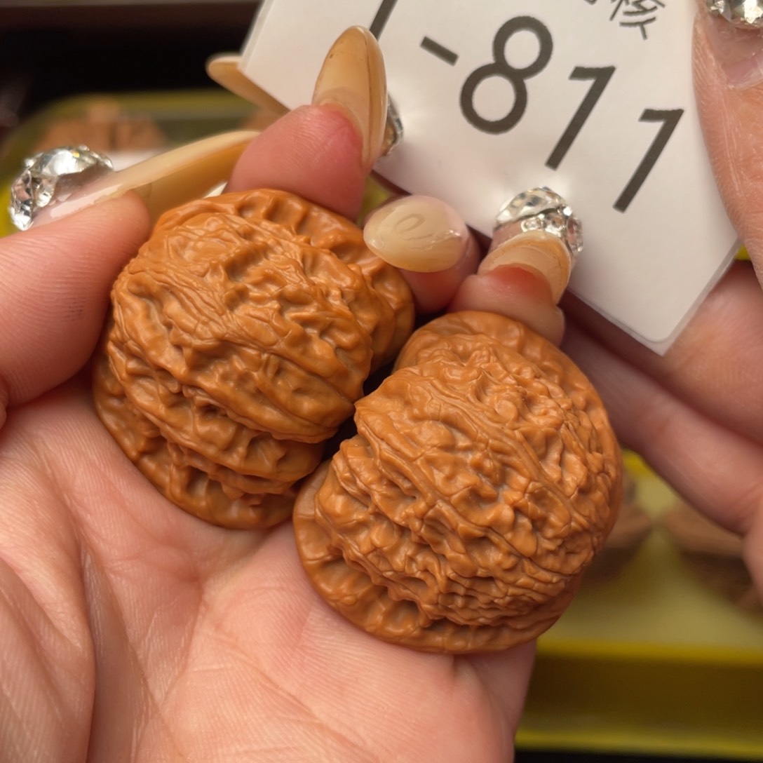 文玩核桃把件37红皮白狮子