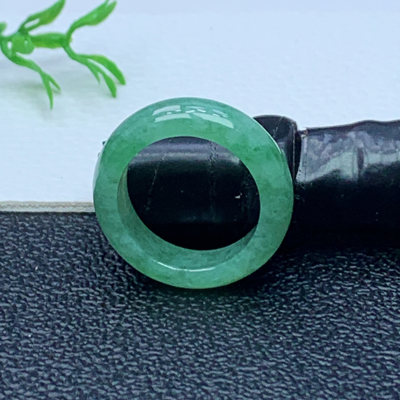 缅甸天然A货翡翠  满绿素面戒指 内径 16mm 编号1032