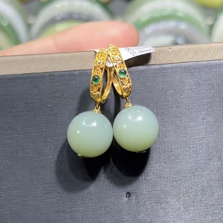福利！和田玉俄料碧玉鸭蛋青粉青耳坠18k金镶嵌