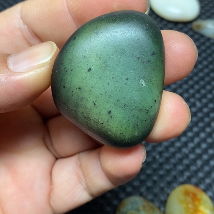 和田玉未镶嵌把件