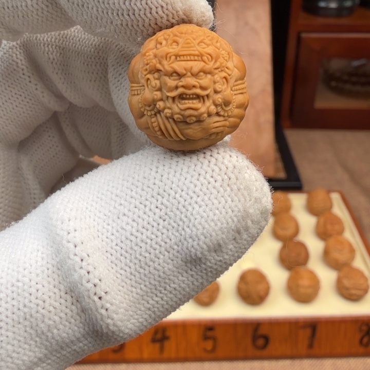 猴头核桃吊坠黄财神