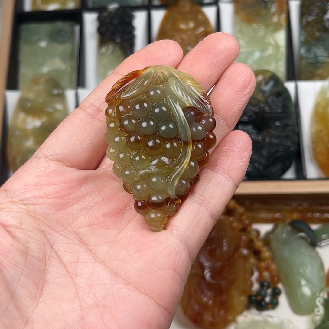 蛇纹石玉颈饰未镶嵌泉*