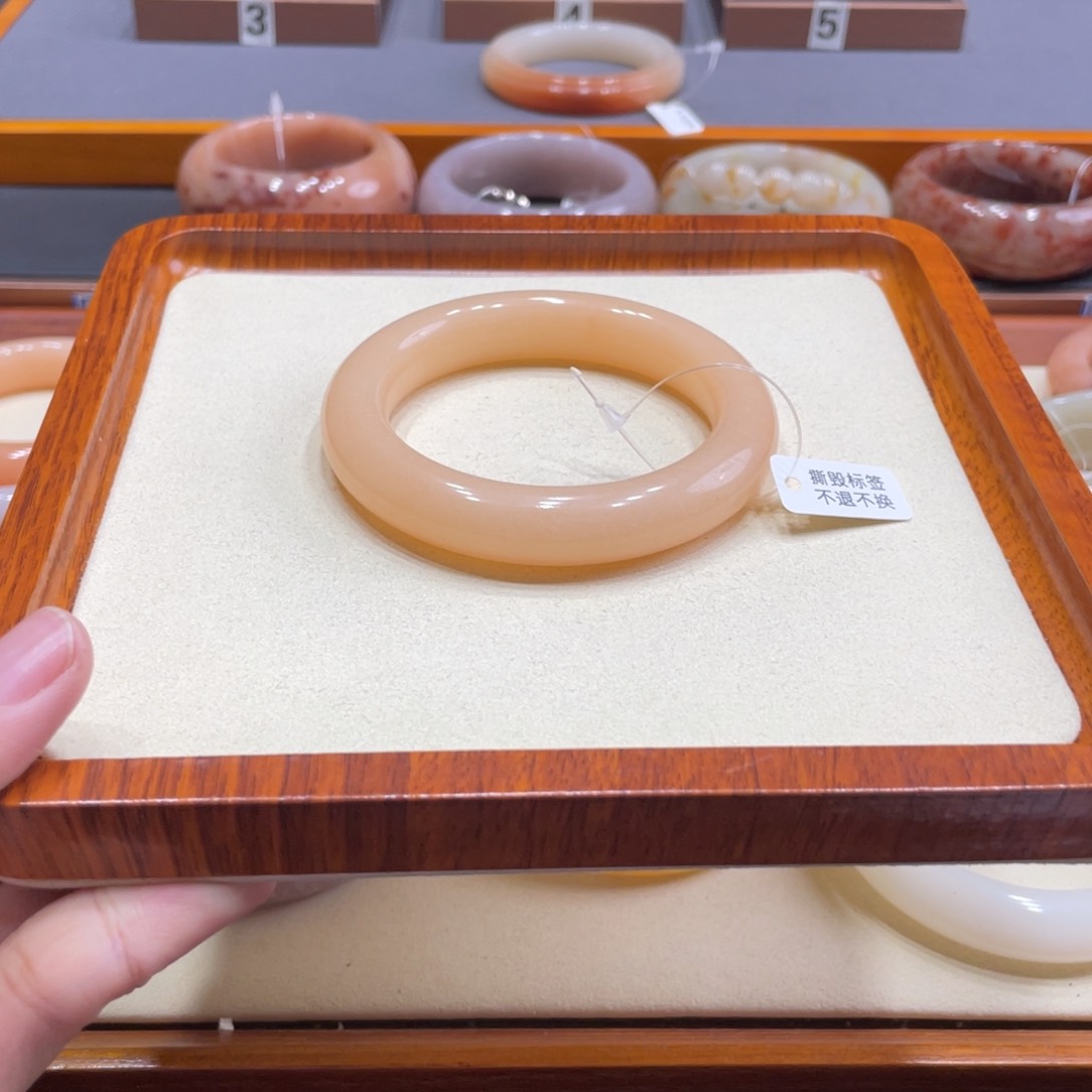 石英质玉手镯未镶嵌好**来