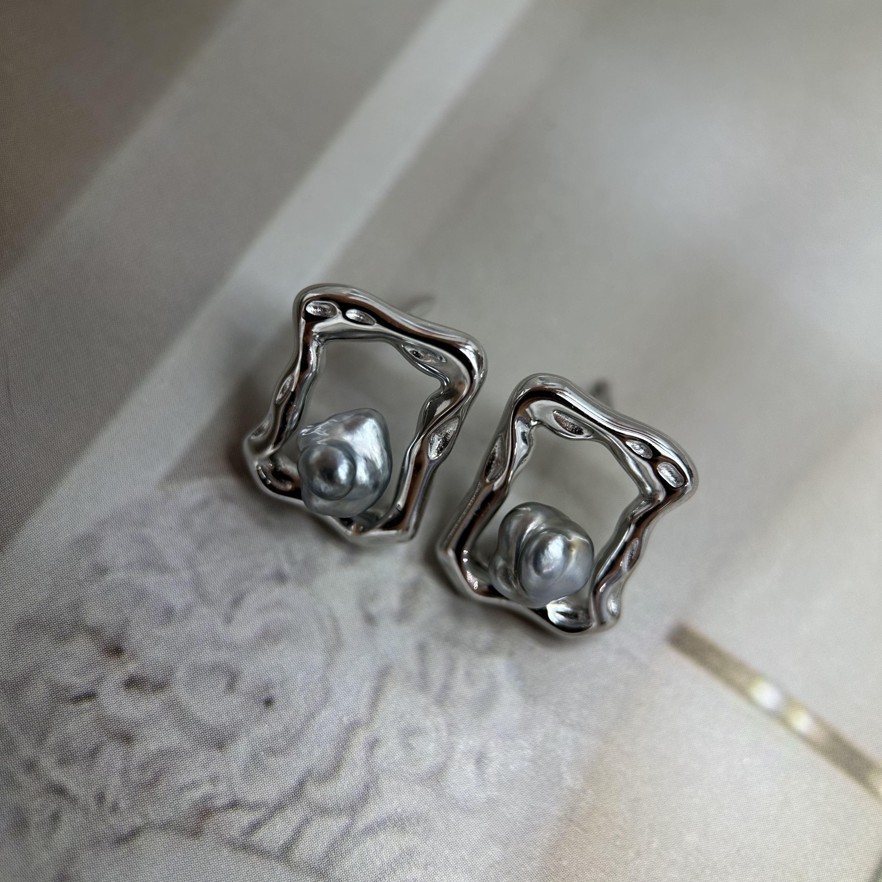 海水珍珠耳钉 耳饰 大溪地keshi铂金灰色 高级 时尚 简约百搭