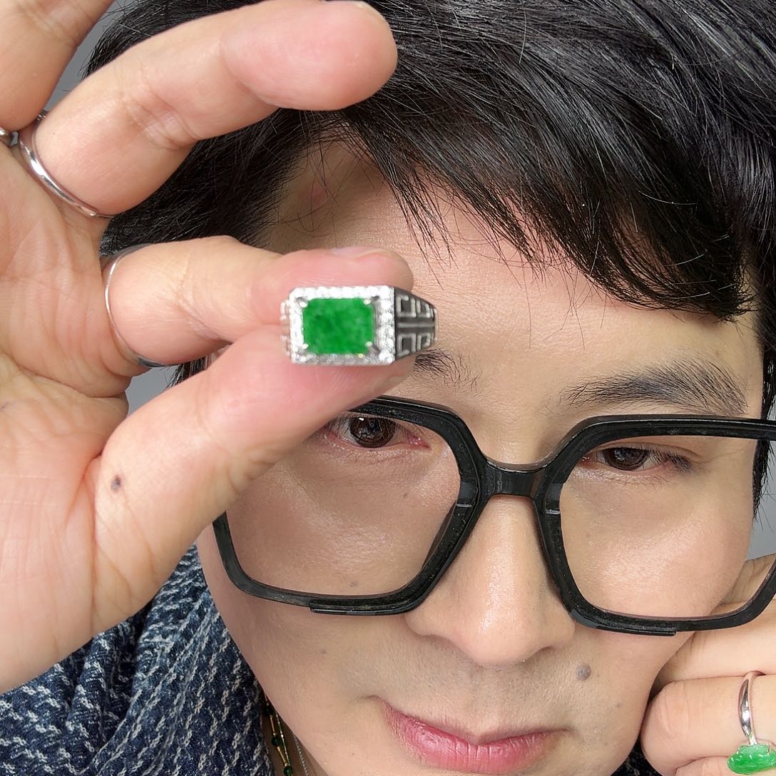 翡翠未镶嵌颈饰一件