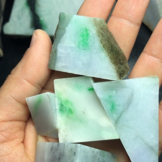 翡翠未镶嵌颈饰裸石