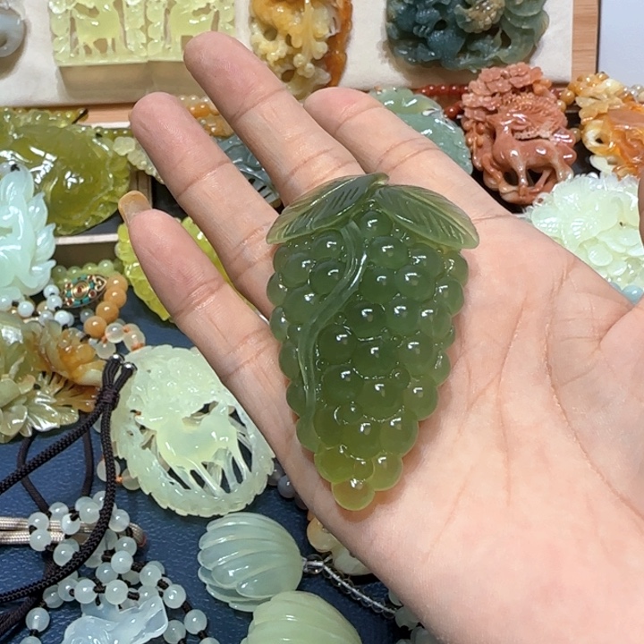未镶嵌蛇纹石玉吊坠