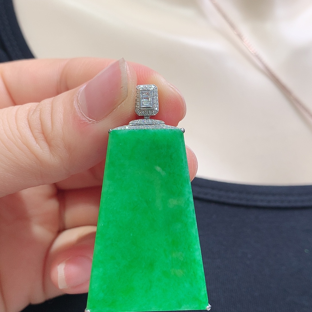 翡翠18K金镶嵌颈饰无事牌