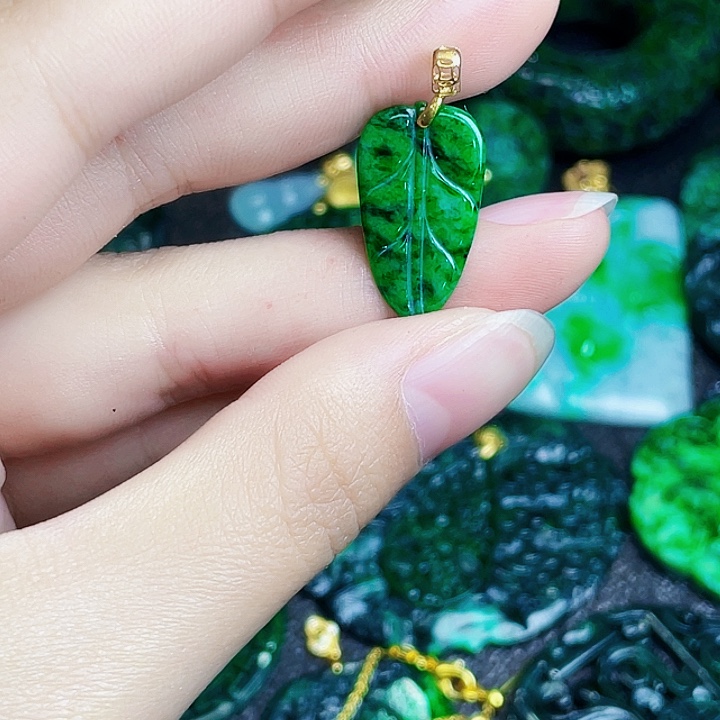 翡翠18K金镶嵌颈饰多样性