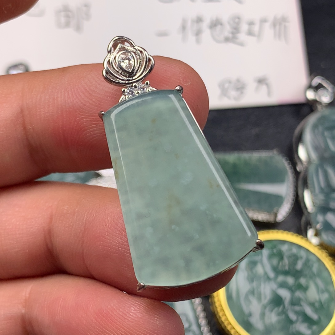 翡翠未镶嵌颈饰无事牌