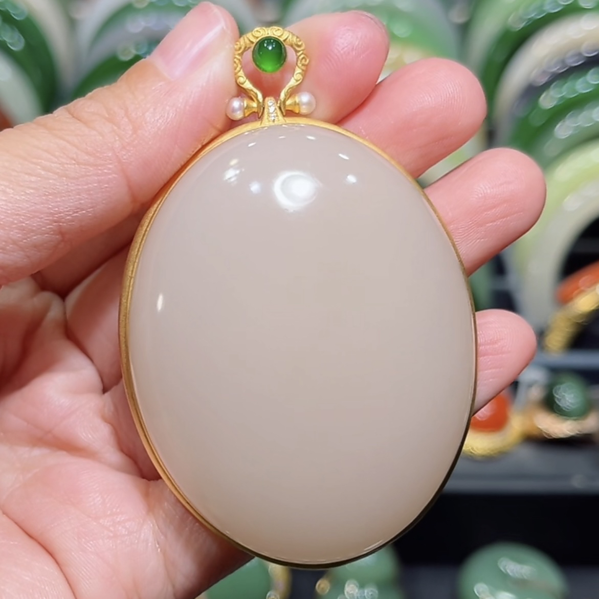 和田玉青海老料浓藕粉吊坠18k金镶嵌