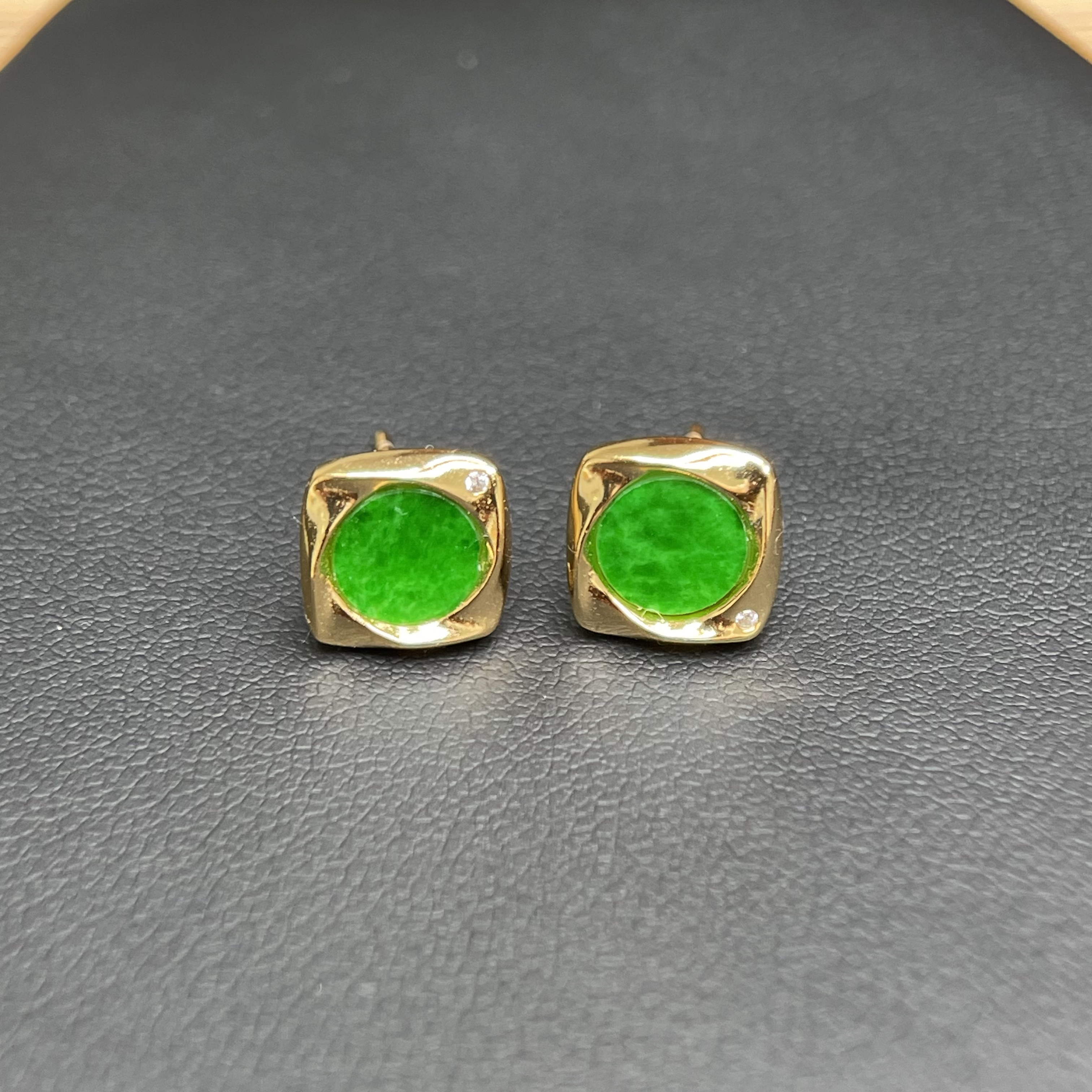 天然缅甸翡翠辣阳绿色精致款耳钉 耳饰气质百搭精美款银镶嵌福利