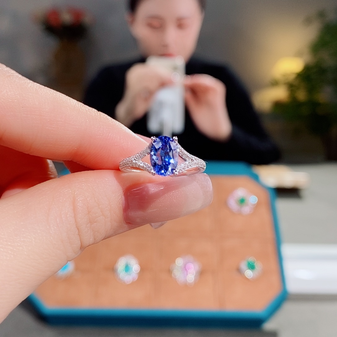 蓝宝石戒指18K金镶嵌1.82ct