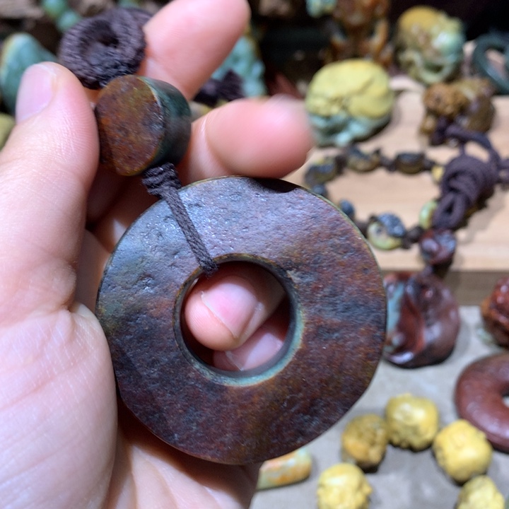 未镶嵌岫岩河磨玉（透闪石质玉）挂件