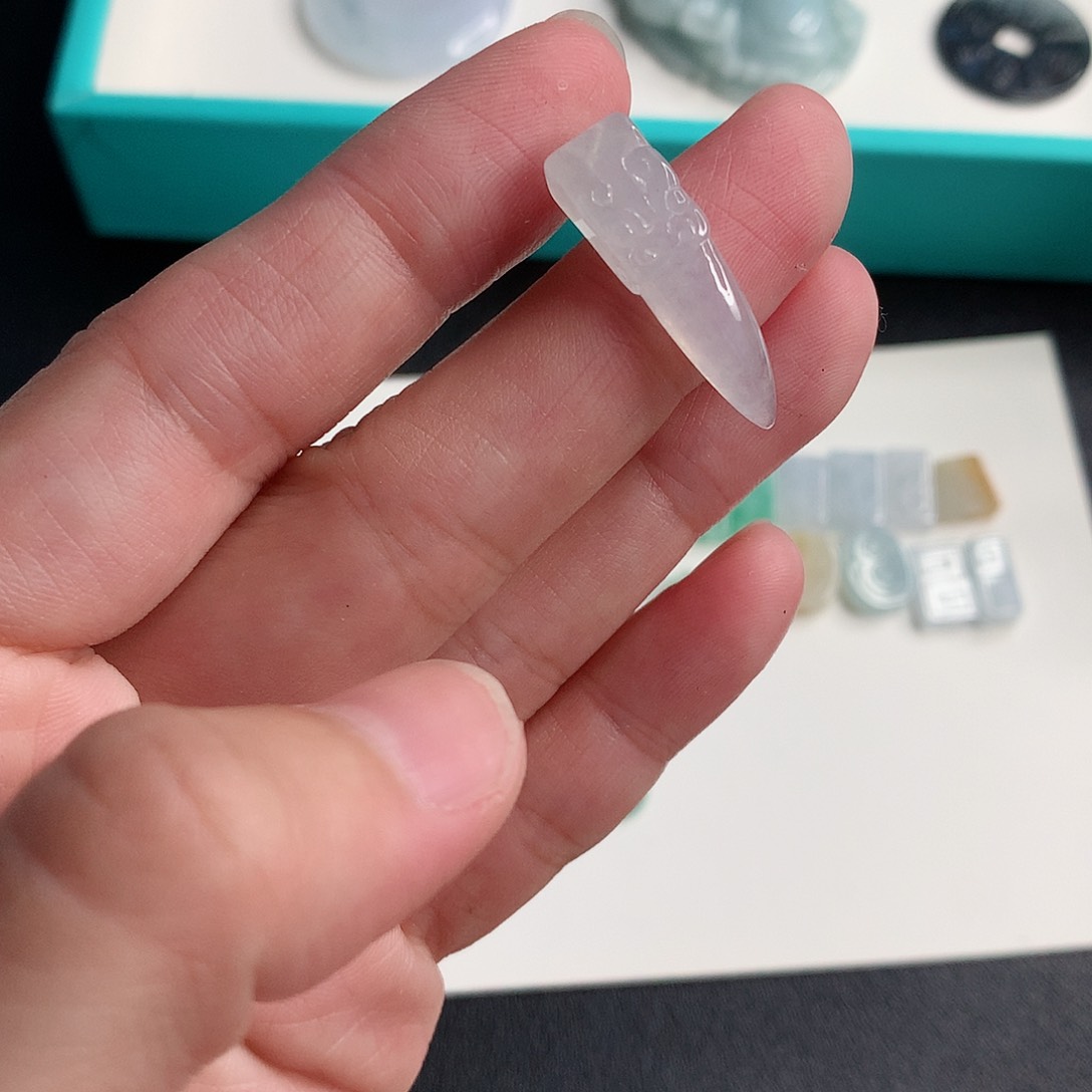 颈饰未镶嵌翡翠牙