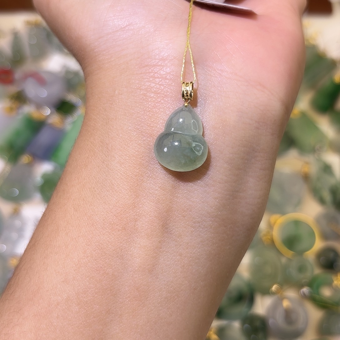 翡翠18K金镶嵌颈饰葫芦