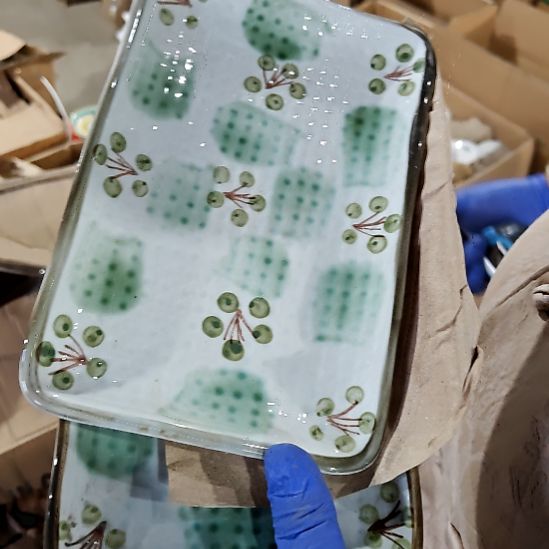 摆件盘子碗茶壶啥都有