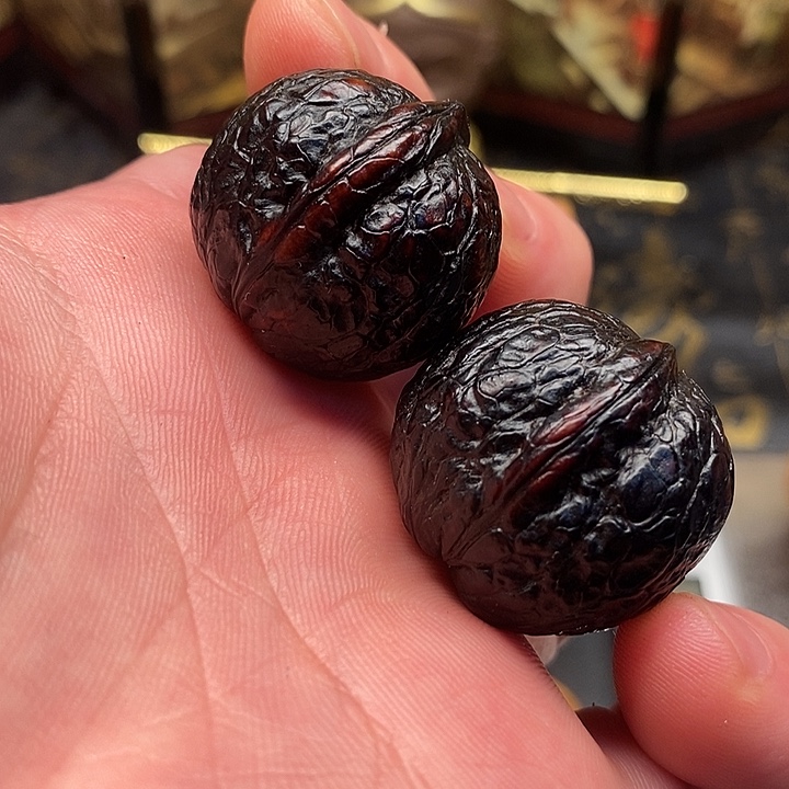 文玩核桃吊坠手捻地闷