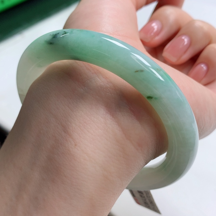 翡翠手镯未镶嵌57.58冰阳绿底半山水飘花圆条