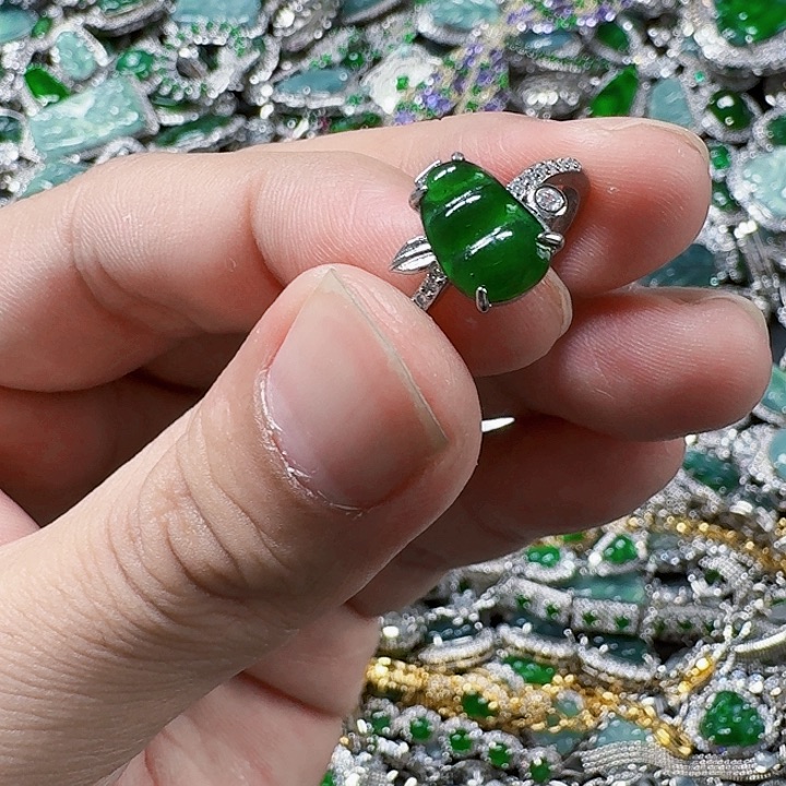 翡翠颈饰未镶嵌天然A货翡翠放漏