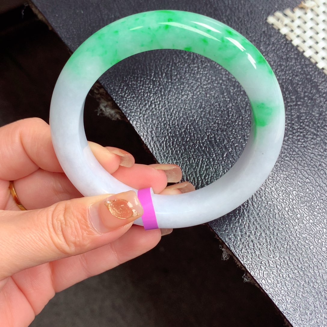 翡翠手镯未镶嵌翡翠