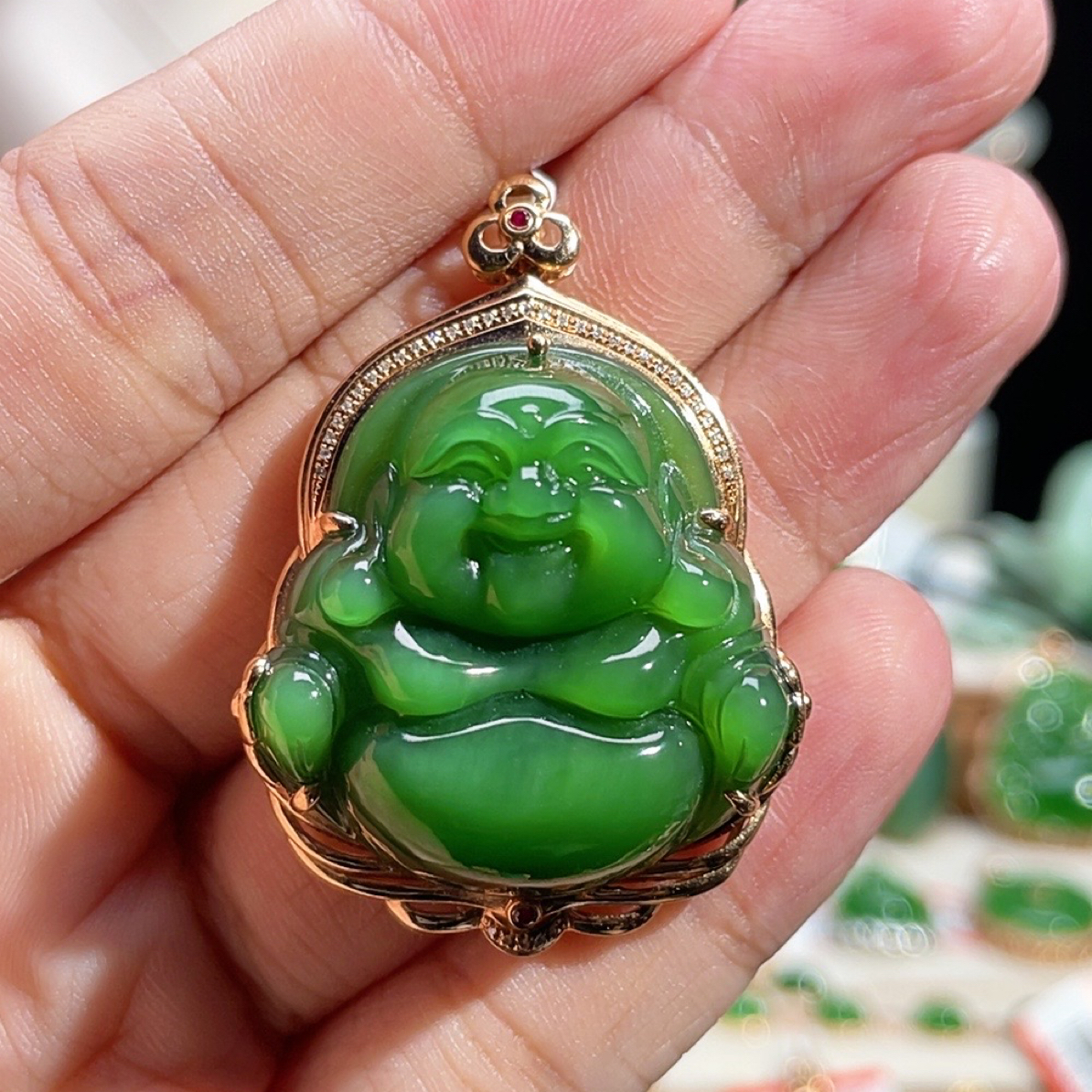 和田玉碧玉佛公吊坠18k金镶嵌辣绿浓郁
