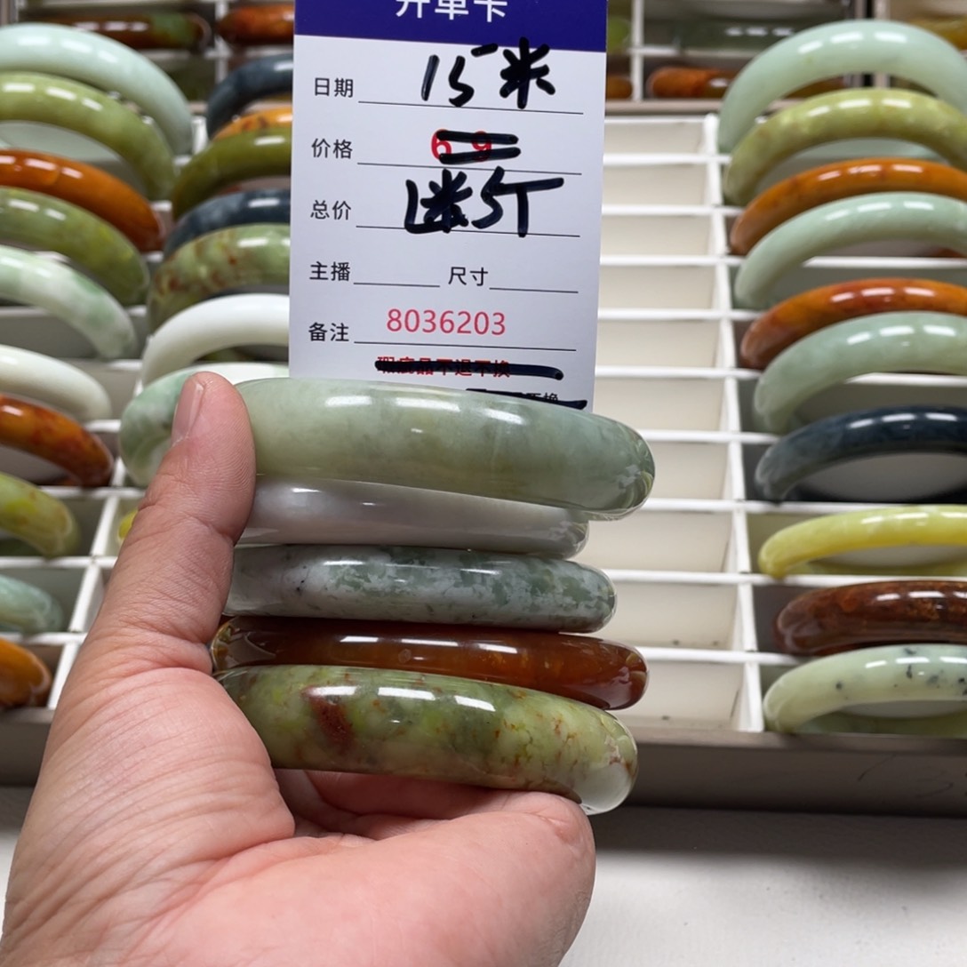 蛇纹石玉手镯未镶嵌懒****者