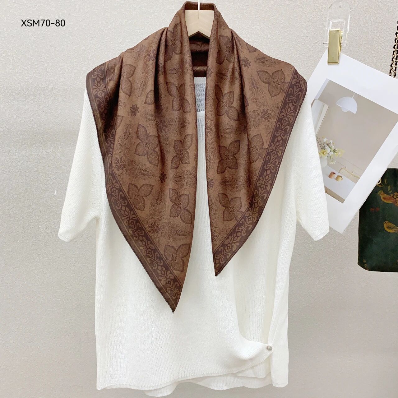 1388 丝绒棉70*70方巾双面花型老钱四叶花