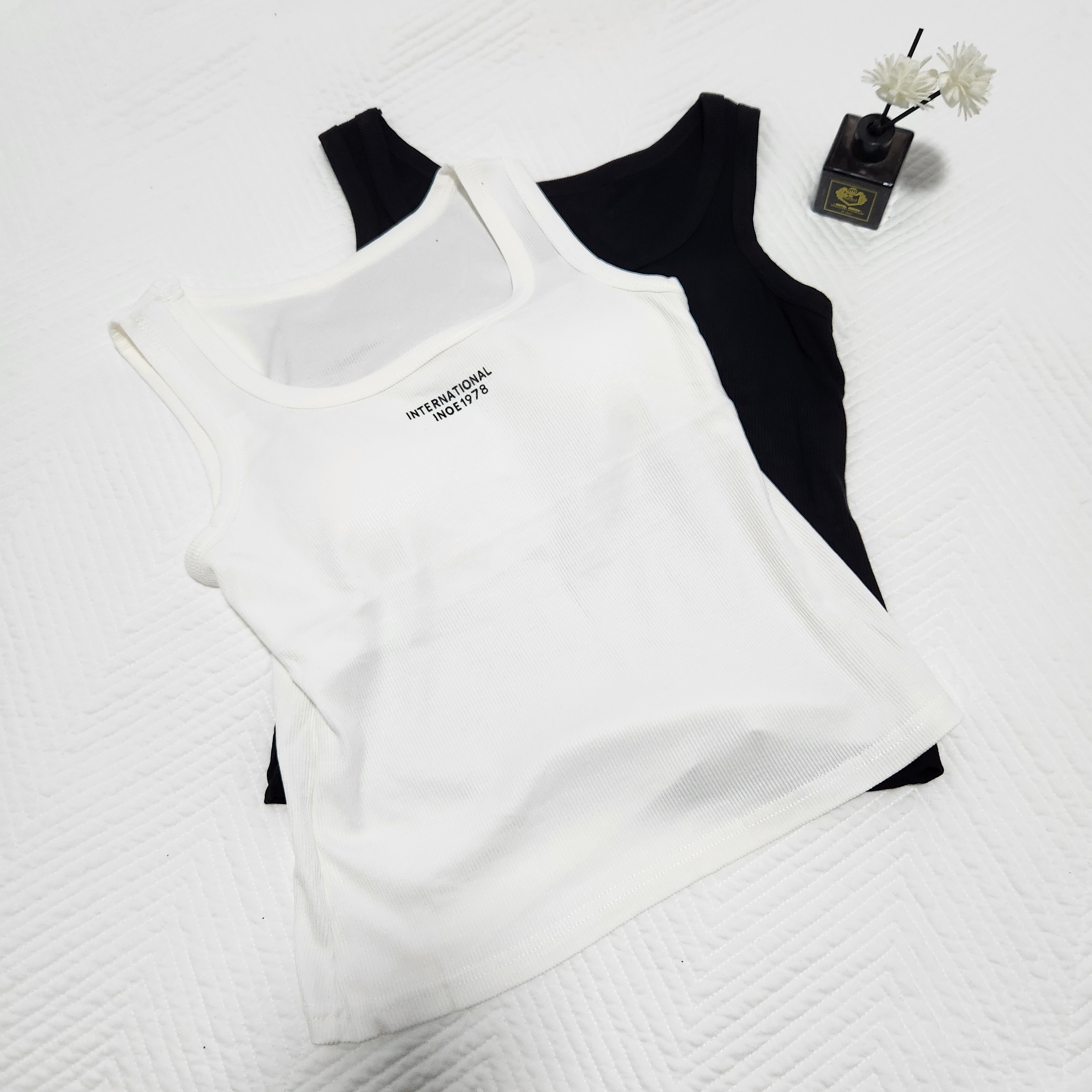 慧安妮塔1978春夏胸垫款修身圆领背心无袖t恤女装吊带