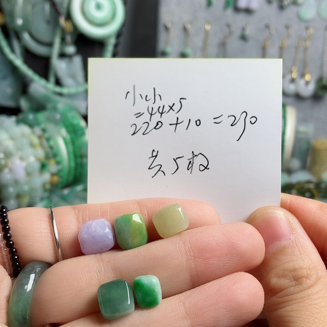 翡翠颈饰未镶嵌?****?方糖5颗