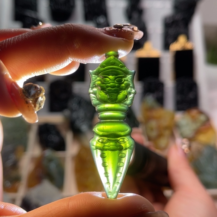 蛇纹石玉颈饰未镶嵌